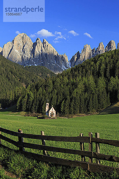 Die Kirche von Ranui und die Geislergruppe im Hintergrund  St. Magdalena  Funes Tal  Dolomiten  Südtirol  Italien  Europa