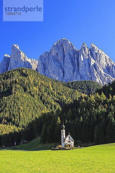 Kirche von Ranui umgeben von grünen Wiesen im Herbst  St. Magdalena  Pustertal  Südtirol  Dolomiten  Italien  Europa