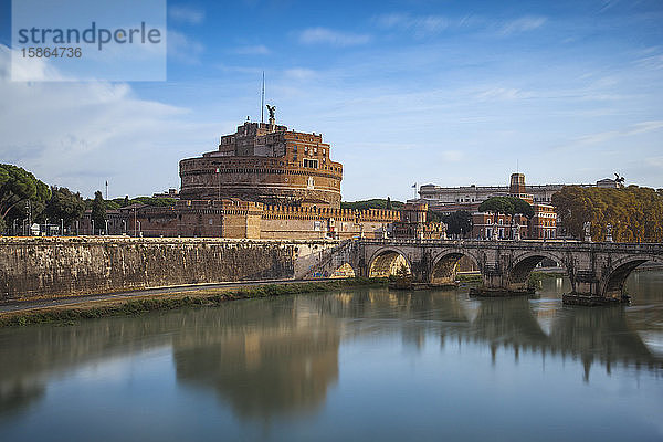 Blick auf die Brücke St. Angelo über den Tiber und die Engelsburg (Hadrians Mausoleum)  Rom  Latium  Italien  Europa