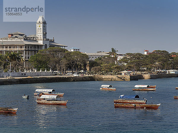 Hafen von Stone Town und Haus der Wunder  Stone Town  Sansibar  Tansania  Ostafrika  Afrika