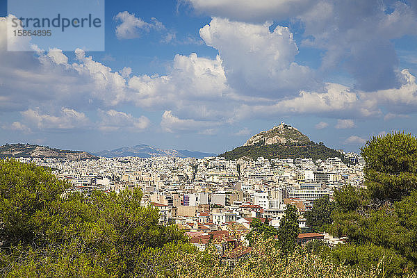 Blick auf das Zentrum von Athen mit Blick auf den Lykavittos-Hügel  Athen  Griechenland  Europa