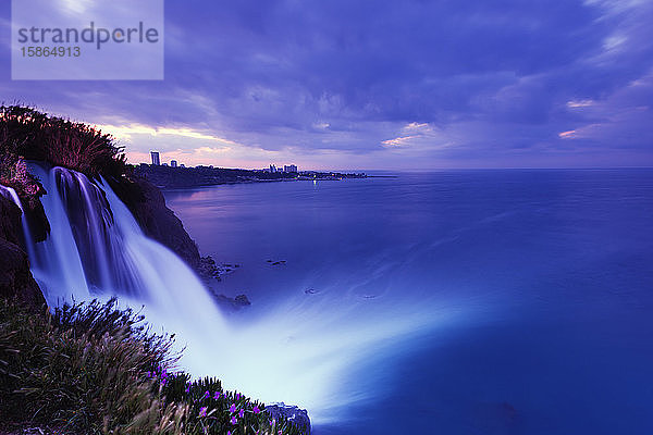 Duden Kiyi Selalesi Wasserfall  der direkt ins Meer fällt  Antalya  Pamphylien  Türkische Küste  Mittelmeerraum  Anatolien  Türkei  Kleinasien  Eurasien