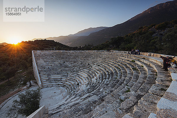 Ruinen von Antiphellos  Lykisches Amphitheater bei Sonnenuntergang  Kas  Lykien  Türkische Küste  Anatolien  Türkei  Kleinasien  Eurasien