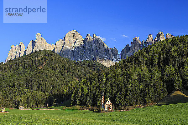 Die Kirche von Ranui und die Geislergruppe im Hintergrund  St. Magdalena  Funes Tal  Dolomiten  Südtirol  Italien  Europa