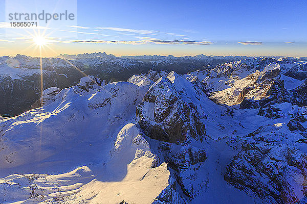 Luftaufnahme der Rosengartengruppe bei Sonnenuntergang  Naturpark Schlern  Dolomiten  Trentino-Südtirol  Italien  Europa