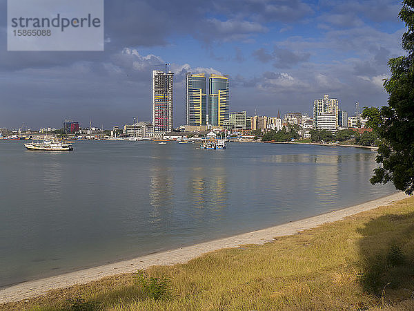 Hafen mit Stadtsilhouette  Dar es Salaam  Tansania  Ostafrika  Afrika