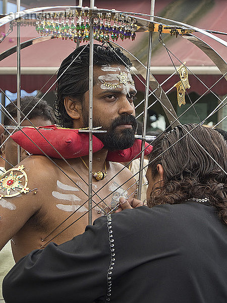 Devotee mit aufgespießtem Körper  Thaipusam  hinduistisch-tamilisches Fest in Little India  Singapur  Südostasien  Asien