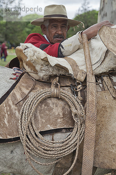 Parade von Gauchos in traditionellen Kostümen in Salta  Argentinien  Südamerika