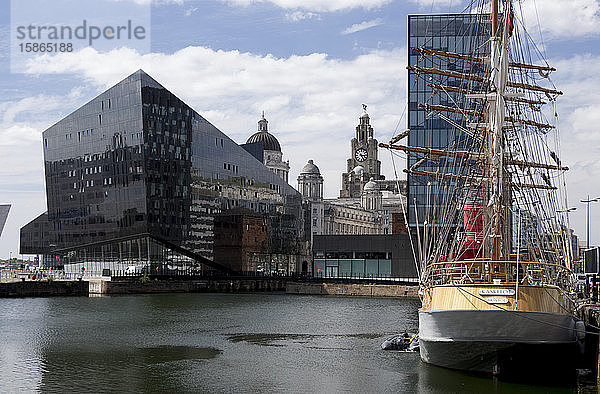Teil des Port of Liverpool Building und des Royal Liver Building  gesehen über das Canning Dock mit dem Segelschiff Kaskelot  Liverpool  Merseyside  England  Vereinigtes Königreich  Europa