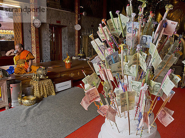 Mönch und Geldgeschenke im buddhistischen Tempel Wat Phra That Doi Suthep in Chiang Mai  Thailand  Südostasien  Asien