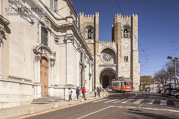 Straßenbahnlinie 28 und die Kathedrale von Lissabon (Se) aus dem 12. Jahrhundert und eine Mischung aus verschiedenen architektonischen Stilen  Lissabon  Portugal  Europa