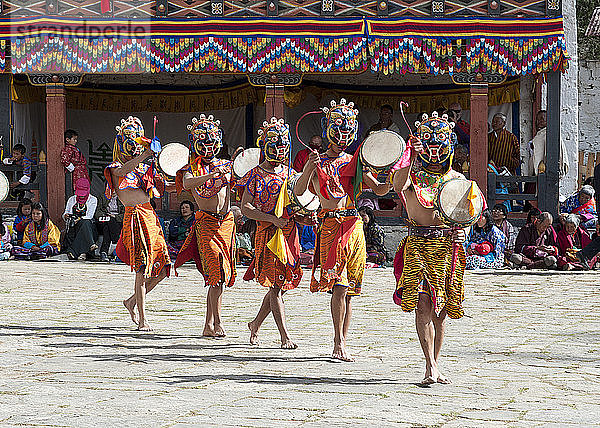 Maskentänzer im Paro Dzong (Kloster) bei einem zeremoniellen Maskentanz mit Trommeln  Tsechu (jährliches Klosterfest)  Paro  Bhutan  Asien