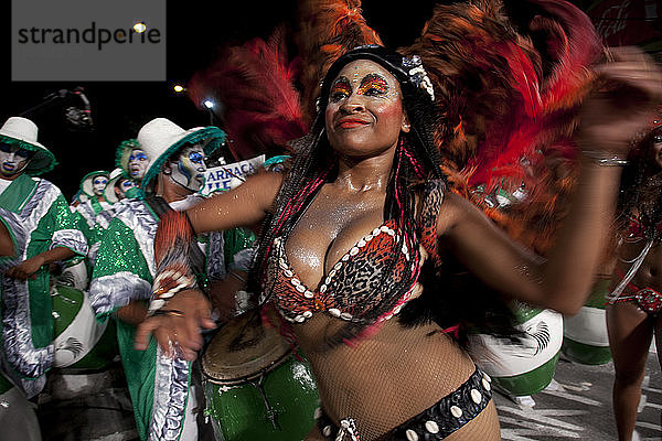 Traditionelle Murgas und Sambaschulen während des Llamadas-Umzugs  mit dem der Karneval in Montevideo  Uruguay  Südamerika  beginnt