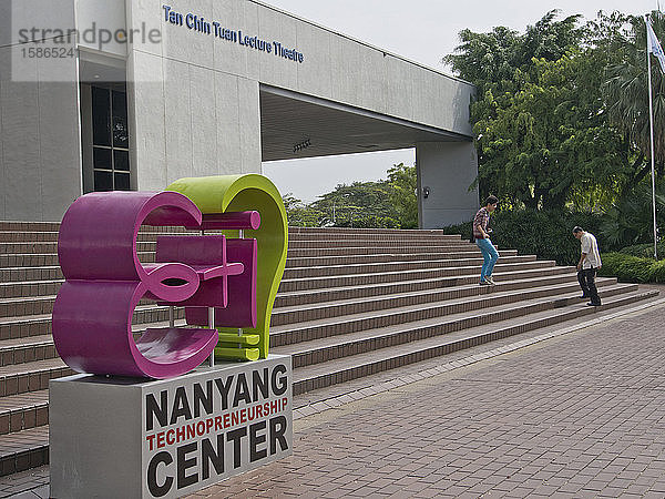 Studenten auf dem Campus der Nanyang Technical University (NTU) in Singapur  Südostasien  Asien