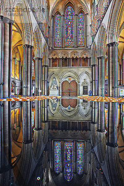 Blick auf das Portal der Westfassade der Kathedrale von Salisbury  Salisbury  Wiltshire  England  Vereinigtes Königreich  Europa
