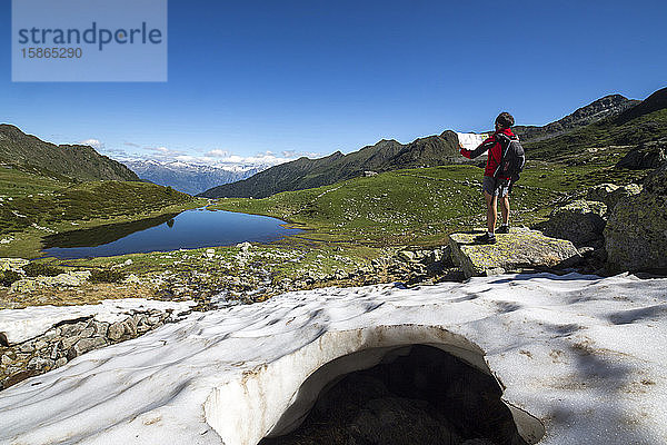 Wanderer am Porcile-See  Tartano-Tal  Orobie-Alpen  Lombardei  Italien  Europa