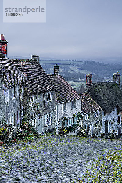 Der ikonische und klassische Blick vom Gold Hill in Shaftesbury  Dorset  England  Vereinigtes Königreich  Europa