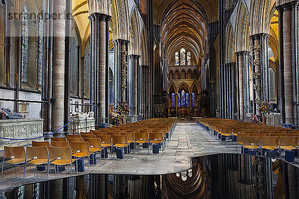 Blick in das prächtige Kirchenschiff der Kathedrale von Salisbury  Salisbury  Wiltshire  England  Vereinigtes Königreich  Europa
