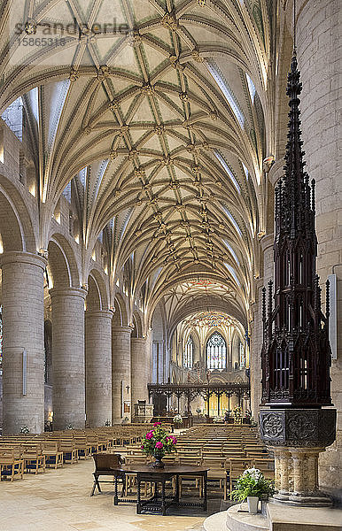 Innenansicht nach Osten und Schrift  Tewkesbury Abbey  Gloucestershire  England  Vereinigtes Königreich  Europa