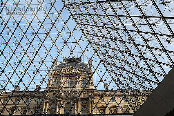 Palais du Louvre durch die Pyramide gesehen  Paris  Frankreich  Europa