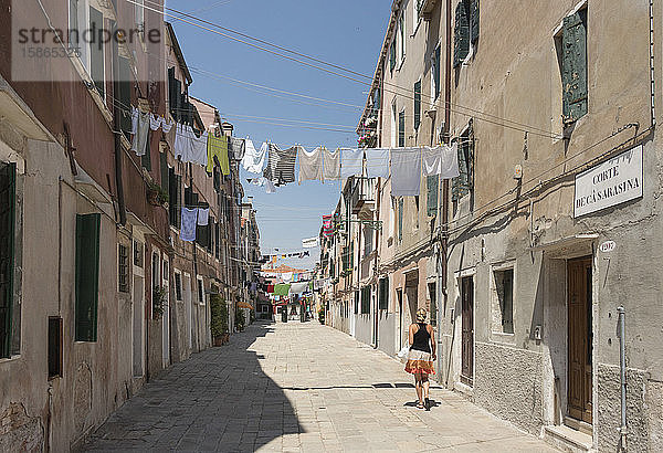 Eine Straße im Stadtteil Castello  Venedig  UNESCO-Weltkulturerbe  Venetien  Italien  Europa