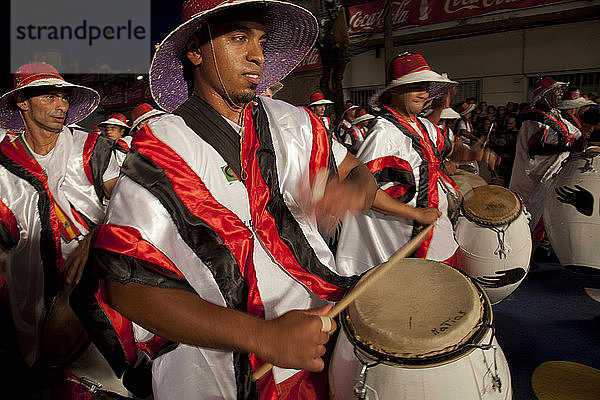 Traditionelle Murgas und Sambaschulen während des Llamadas-Umzugs  mit dem der Karneval in Montevideo  Uruguay  Südamerika  beginnt