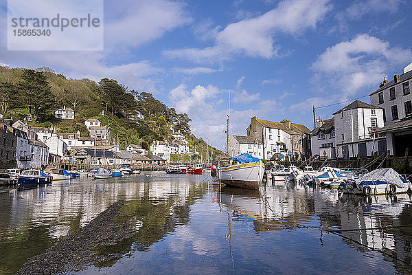 Boote im malerischen Hafen von Polperro  Cornwall  England  Vereinigtes Königreich  Europa