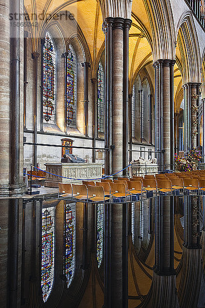 Gespiegelte Reflexionen im Taufbecken des Kirchenschiffs in der Kathedrale von Salisbury  Salisbury  Wiltshire  England  Vereinigtes Königreich  Europa