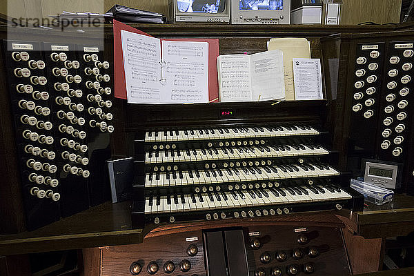 Der Orgelspieltisch  Kathedrale von Bangor  Wales  Vereinigtes Königreich  Europa