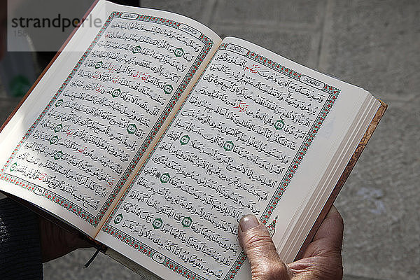 Palästinenser liest den Koran vor der Al-Aqsa-Moschee  Jerusalem  Israel  Naher Osten