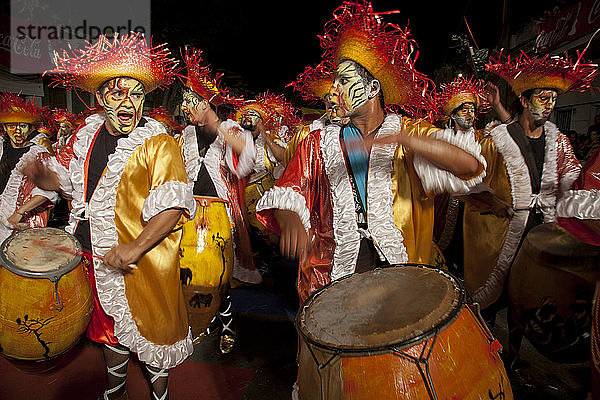 Traditionelle Murgas und Sambaschulen während des Llamadas-Umzugs  mit dem der Karneval in Montevideo  Uruguay  Südamerika  beginnt