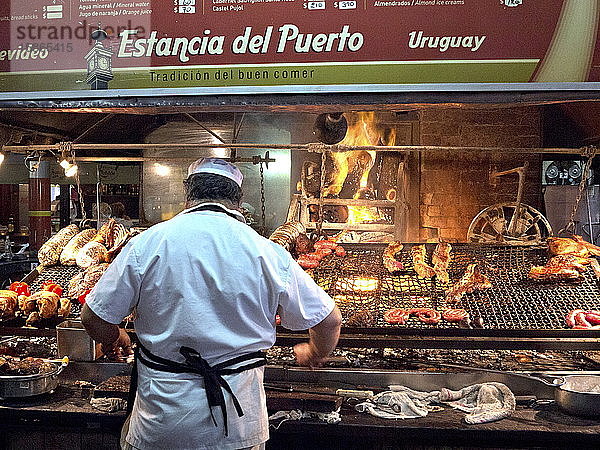 Barbecue-Restaurant Parilla im Mercado del Puerto  Montevideo  Uruguay  Südamerika