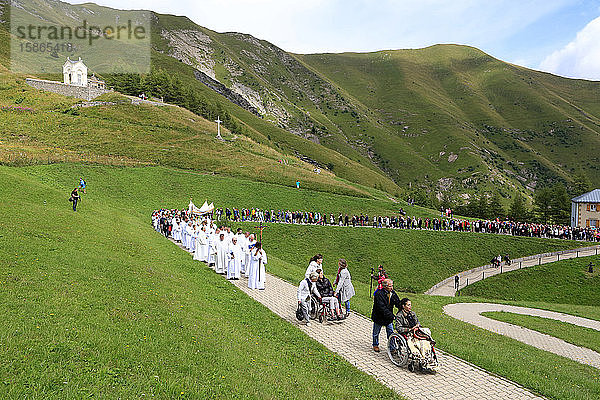 Prozession mit dem Allerheiligsten  Heilige Messe am Hochfest Mariä Himmelfahrt  Heiligtum Unserer Lieben Frau von La Salette  La Salette-Fallavaux  Isere  Frankreich  Europa
