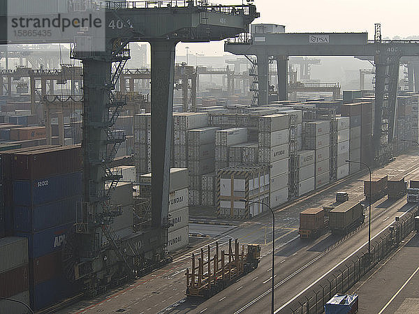 Containerterminal im Hafen von Singapur  betrieben von PSA  eines der verkehrsreichsten Schifffahrtsterminals der Welt  Singapur  Südostasien  Asien