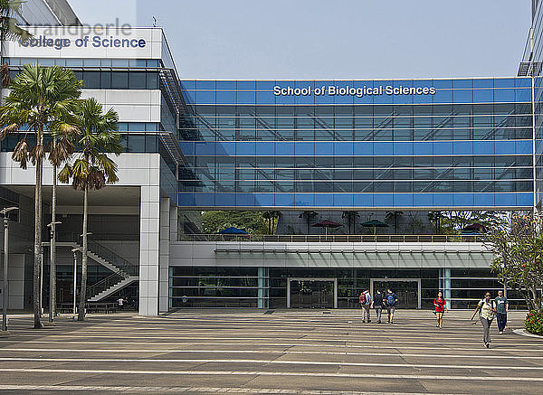 Studenten auf dem Campus der Nanyang Technical University (NTU) in Singapur  Südostasien  Asien