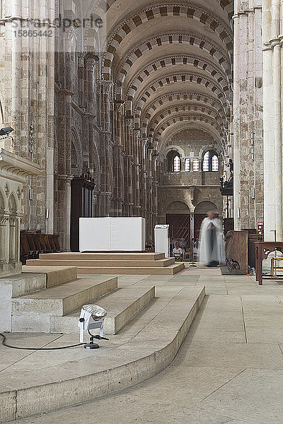 Das Innere der Abtei Saint Marie Madeleine in Vezelay  Yonne  Burgund  Frankreich  Europa