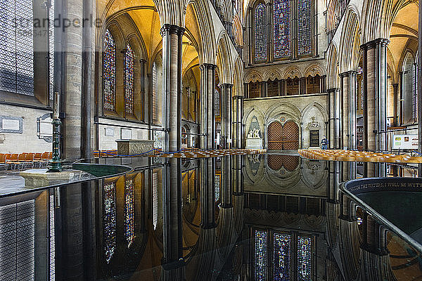 Blick auf das Portal der Westfassade der Kathedrale von Salisbury  Salisbury  Wiltshire  England  Vereinigtes Königreich  Europa