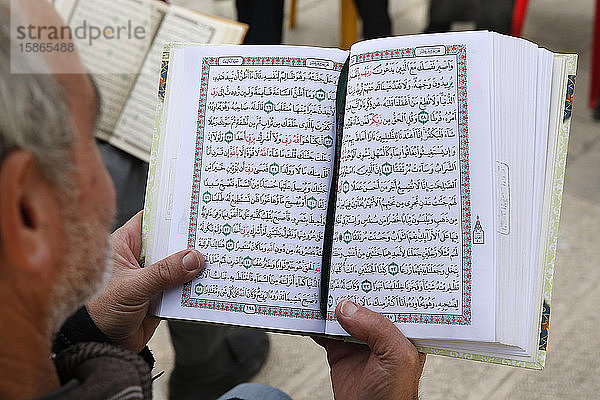Palästinenser lesen den Koran vor der Al-Aqsa-Moschee  Jerusalem  Israel  Naher Osten