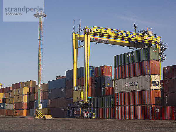 Container mit importierten Waren im Hafen von Montevideo  Uruguay  Südamerika