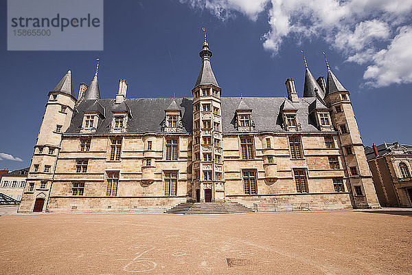 Der herzogliche Palast (Palais Ducal) in Nevers  Burgund  Frankreich  Europa