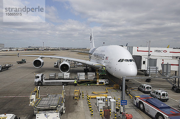 Bodenpersonal bei der Vorbereitung eines Airbus A380 der Malaysia Airlines auf dem internationalen Flughafen Kuala Lumpur  Malaysia  Südostasien  Asien