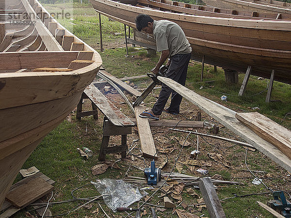 Handwerker beim Bau eines Fischerboots auf der Insel Bintan  Sumatra  Indonesien  Südostasien  Asien