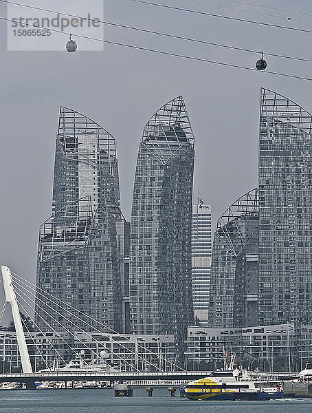 Spiegelungen preisgekrönter Wolkenkratzer an der Keppel Bay bei Sentosa Island  mit Seilbahn im Vordergrund  Singapur  Südostasien  Asien