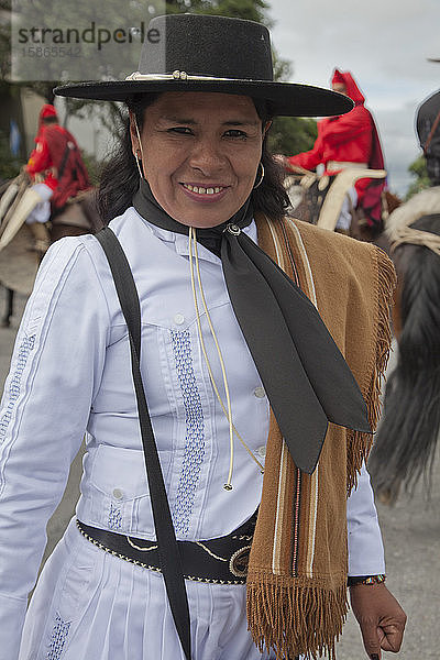 Frau bei einer Parade von Gauchos in traditionellen Kostümen in Salta  Argentinien  Südamerika