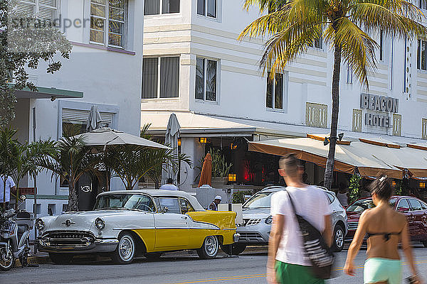 Gelber und weißer Oldtimer  geparkt vor dem Avalon Hotel  Ocean Drive  South Beach  Miami Beach  Miami  Florida  Vereinigte Staaten von Amerika  Nordamerika