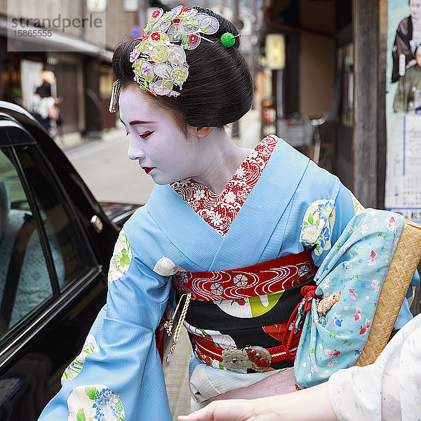 Maiko  Geisha-Lehrling  verlässt das Okiya (Geisha-Haus) und steigt in ein Auto auf dem Weg zu einer abendlichen Verabredung  Gion  Kyoto  Japan  Asien