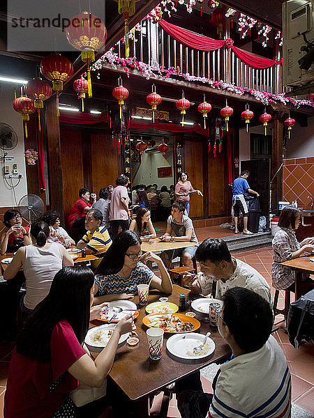 Touristen essen in einem traditionellen chinesischen Ladenrestaurant in Malakka  UNESCO-Weltkulturerbe  Malaysia  Südostasien  Asien