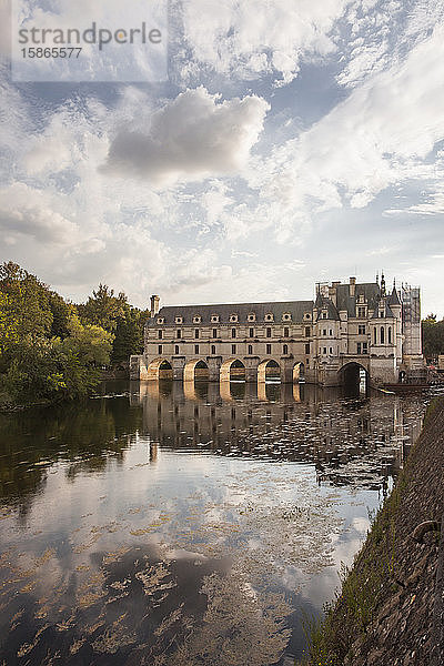 Das prächtige Schloss von Chenonceau auf der anderen Seite des Flusses Cher  Indre-et-Loire  Centre  Frankreich  Europa