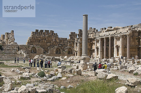 Touristen am antiken Baal-Tempel  der Heliopolis in Baalbek  UNESCO-Weltkulturerbe  Libanon  Naher Osten