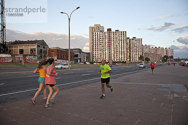 Menschen beim Sport entlang der Küstenstraße in Montevideo  Uruguay  Südamerika